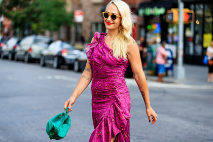 graphic dress, green bag, leather bag, one shoulder, pink dress, printed dress, red lips, ruffles, sunglasses, tattoos, fashion week, frenchystyle, FW, jonathan paciullo, street style, NYFW, NEW YORK, SPRING SUMMER 2019, SS 19, atmosphere details, horizontal, detail