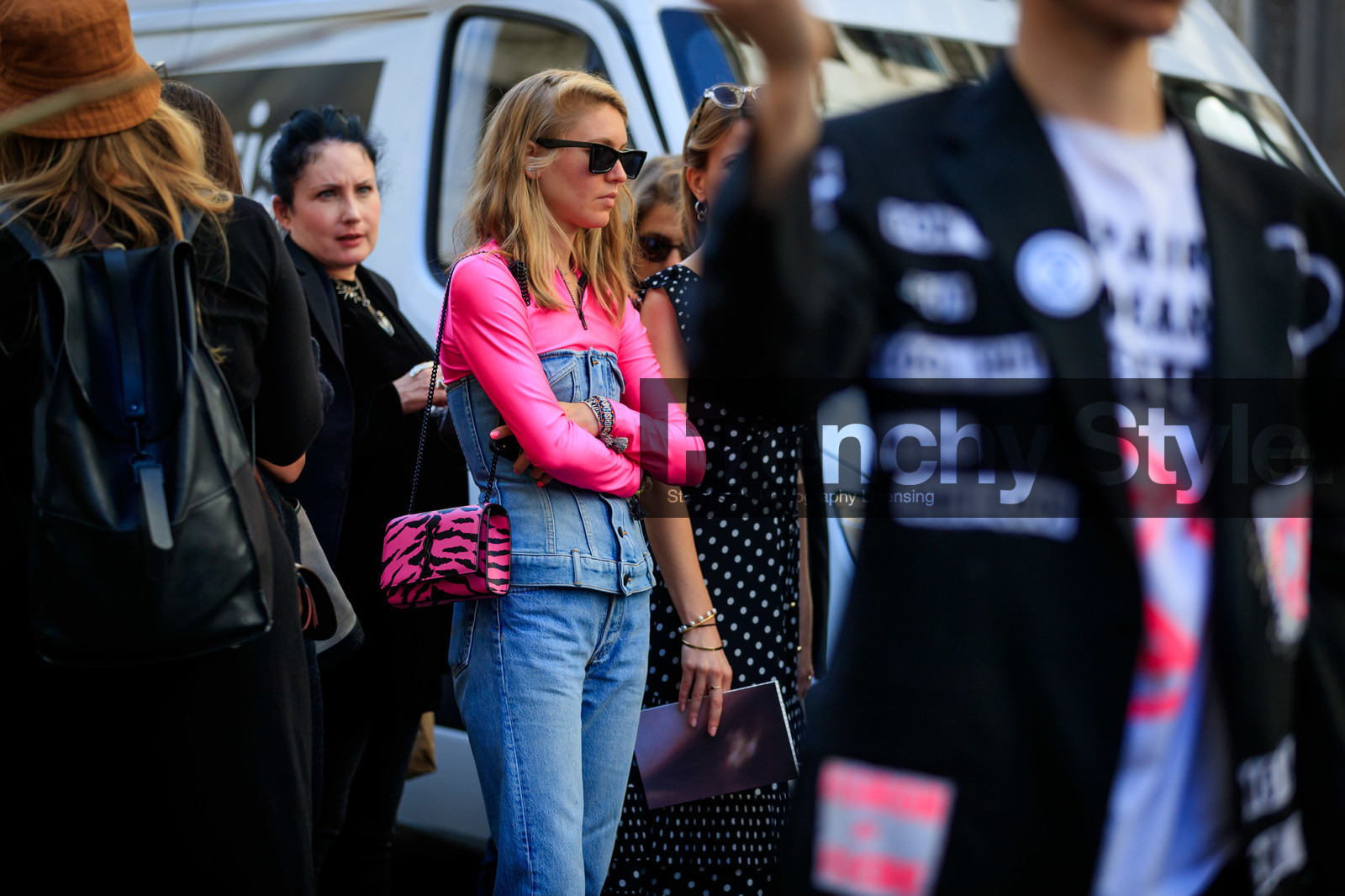 jessica minkoff, 90's look, animal printed bag, button top, denim total look, high collar top, light blue denim top, light blue jeans, long sleeves top, neon pink top, pink leather bag, saint laurent bag, sleeveless top, strapless top, technical fabric top, used jeans, zipped top, butterfly sunglasses, black sunglasses, dior bracelet, lucky charm bracelet, fashion week, frenchystyle, FW, jonathan paciullo, street style, atmosphere details, horizontal, detail