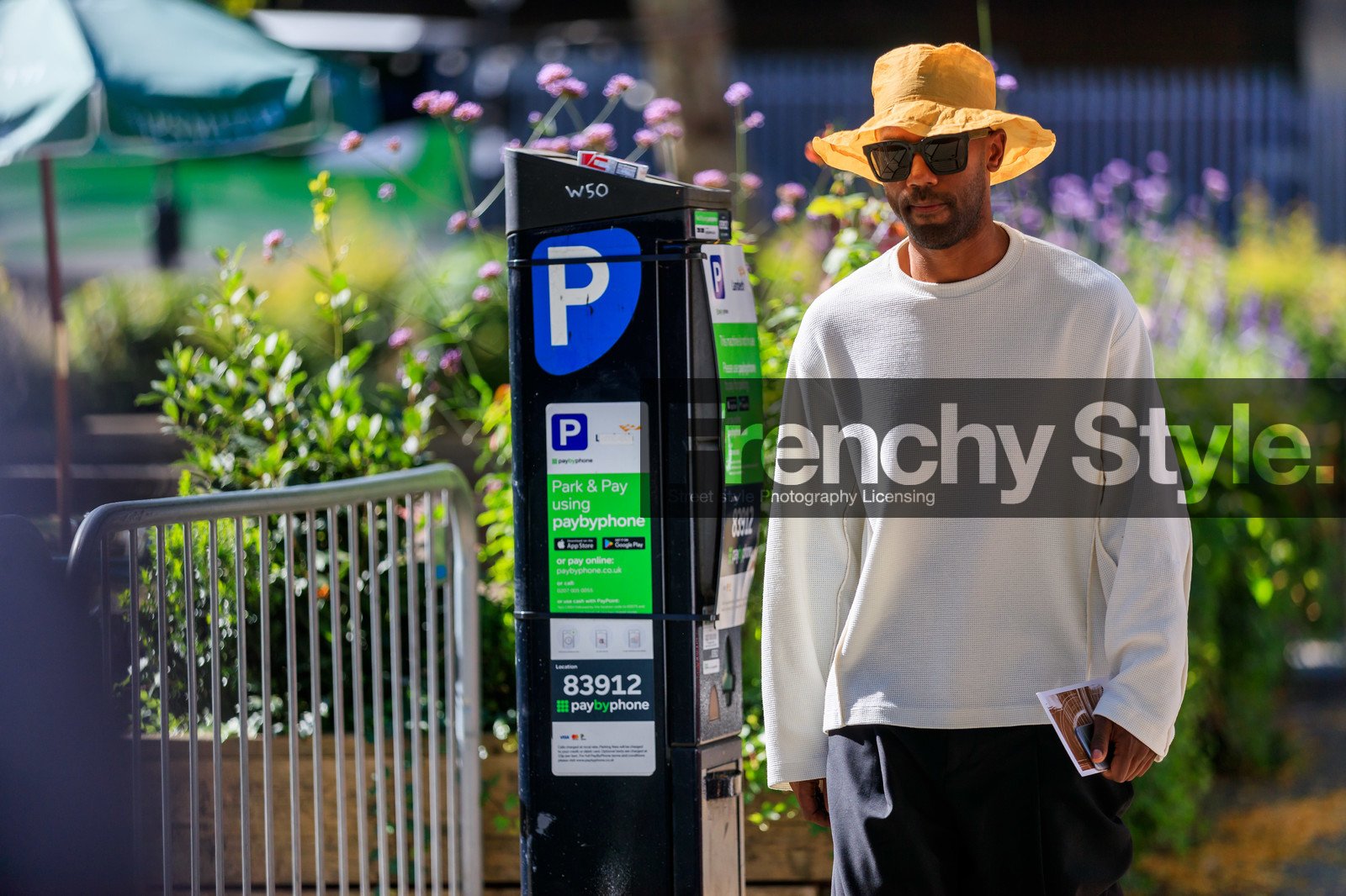 light beige hat, white t-shirt, long sleeves t-shirt, oversize t-shirt, fashion week, frenchystyle, FW, jonathan paciullo, street style, atmosphere details, horizontal, detail