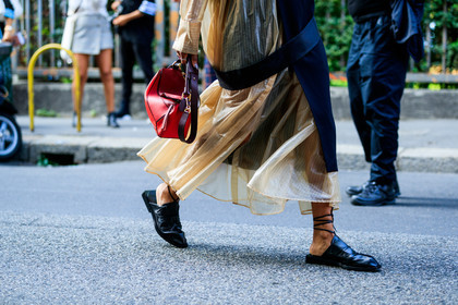 beige skirt, black shoes, leather bag, leather shoes, loewe, red bag, see through, fashion week, frenchystyle, FW, jonathan paciullo, street style, MFW, MILAN, SPRING SUMMER 2019, SS 19, atmosphere details, horizontal, detail