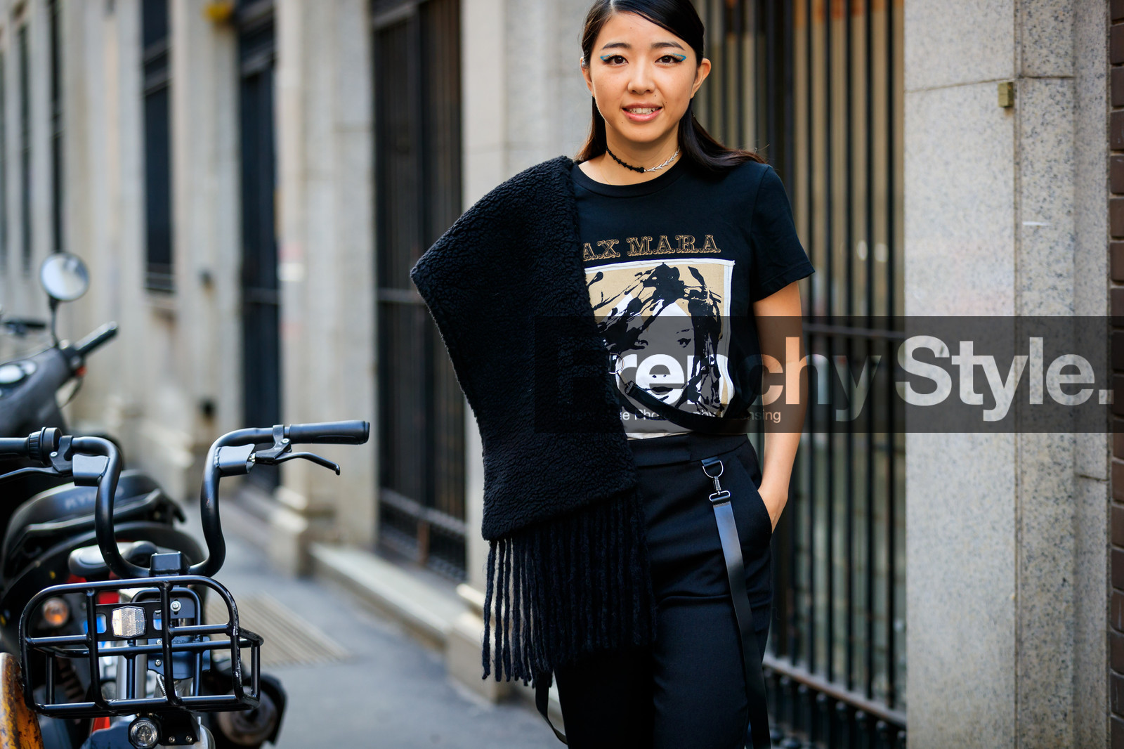 black pants, black scarf, black t shirt, choker, eyeliner, max mara, necklace, printed t shirt, suspenders, tone on tone, total look black, trousers, yuyu zhangzou, fashion week, frenchystyle, FW, jonathan paciullo, street style, MFW, MILAN, SPRING SUMMER 2019, SS 19, atmosphere details, horizontal, detail