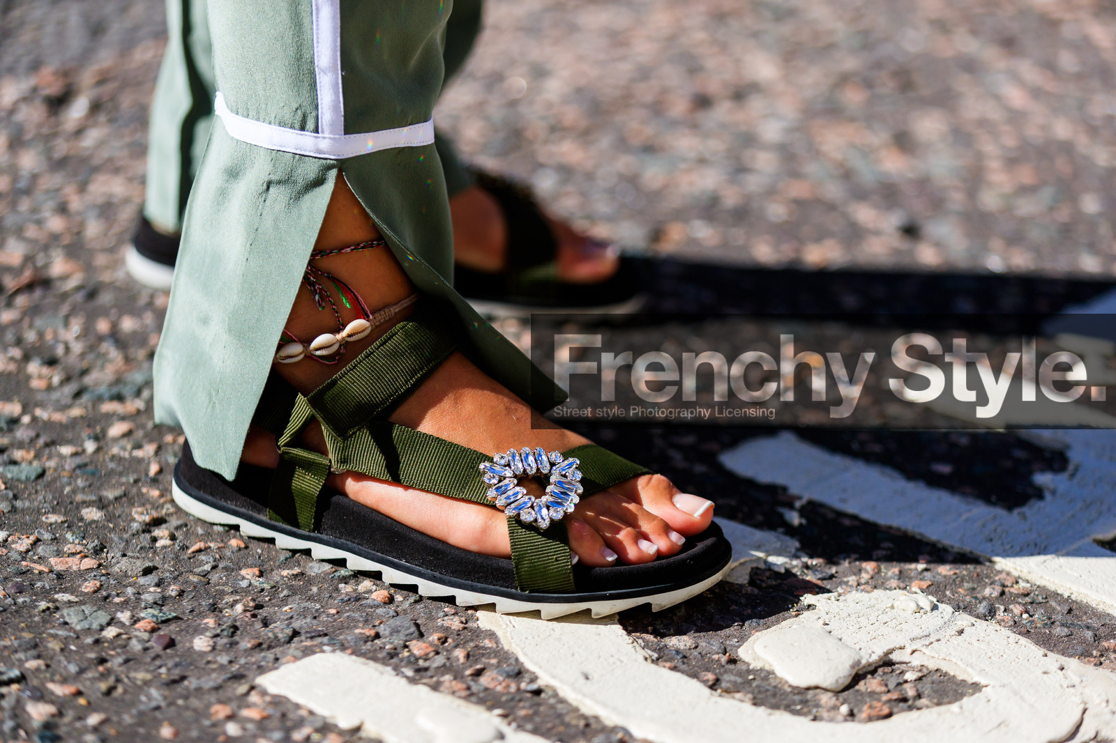 green pants, green shoes, leather shoes, nina suess, fashion week, frenchystyle, FW, jonathan paciullo, street style, LFW, LONDON, SPRING SUMMER 2019, SS 19, atmosphere details, horizontal, detail
