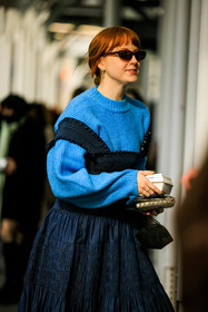 blue jumper, knitwear, tortoise sunglasses, dark blue dress, pleated dress, pouch, muitple loop earrings, knitted jumper, street style, jonathan paciullo, FW, frenchystyle, fashion week, NYFW, NEW YORK, AUTUMN WINTER 2022-2023, FALL WINTER 2022_2023, FW 22-23, vertical, atmosphere details