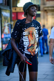 model, black hat, black t-shirt, printed t-shirt, cardi b t-shirt, black shorts, tight shorts, fashion week, frenchystyle, FW, jonathan paciullo, street style, vertical, detail, atmosphere details