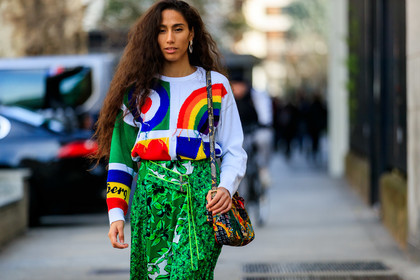 white pullover, green skirt, floral printed skirt, wrap skirt, jacquard pullover, rainbow pullover, iceberg pullover, iceberg skirt, iceberg look, shoulder bag, floral embroidered bag, multicolor bag, fashion week, frenchystyle, FW, jonathan paciullo, street style, MFW, MILAN, AUTUMN WINTER 2020-2021, FALL WINTER 2020-2021, FW 20-21, horizontal, atmosphere details, detail