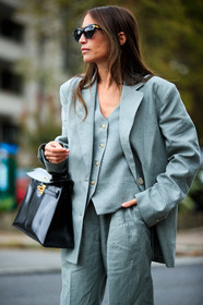 chloe loulou de saison, light grey pants, light grey jacket, light grey suits, linen pants, linen jacket, linen suits, oversize jacket, oversize pants, oversize suits, three pieces suits, black leather bag, hermes bag, birkin hermes bag, kelly hermes bag, black sunglasses, bottega veneta sunglasses, butterfly sunglasses, hand bag, fashion week, frenchystyle, FW, jonathan paciullo, street style, PFW, PARIS, SPRING SUMMER 2021, SS 21, vertical, atmosphere details, detail