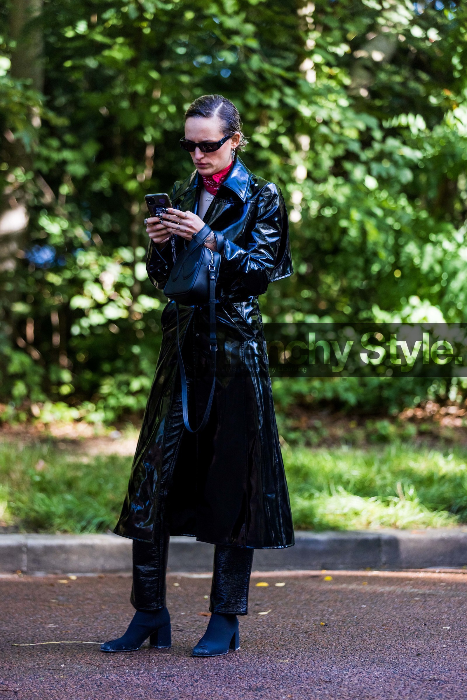 bag, bandana, black bag, black boots, black coat, black monochrome, black pants, black sunglasses, coat, courreges bag, courreges boots, courreges look, leather bag, leather pants, monochrome, red bandana, red scarf, sunglasses, tattoo, vinyl coat, street style, jonathan paciullo, FW, frenchystyle, fashion week, PFW, PARIS, SPRING SUMMER 2022, SS 22, vertical, atmosphere details