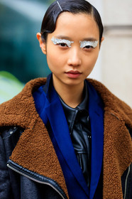 model, hair details, hair clip, make up, make up details, silvered make up, silvered eyeliner, silvered eyeshadow, fur perfecto, brown perfecto, black leather perfecto, black leather shirt, navy blue jacket, fashion week, frenchystyle, FW, jonathan paciullo, street style, LFW, LONDON, AUTUMN WINTER 2020-2021, FALL WINTER 2020-2021, FW 20-21, vertical, atmosphere details, detail