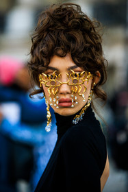 schiaparelli, golden glasses, surrealist glasses, curled hair, strass earrings, golden earrings, black turtleneck, fashion week, frenchystyle, FW, jonathan paciullo, street style, PARIS, PFW, SPRING SUMMER 2022, SS 22, atmosphere details, detail, vertical, nadia lee cohen