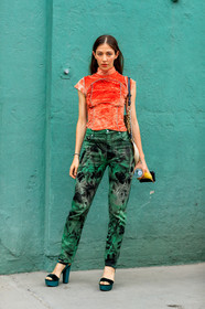 chloé, graphic pants, green pants, green shoes, high heels, leather shoes, orange top, printed pants, trousers, velvet, street style, jonathan paciullo, FW, frenchystyle, fashion week, NYFW, NEW YORK, SPRING SUMMER 2019, SS 19, vertical, full length