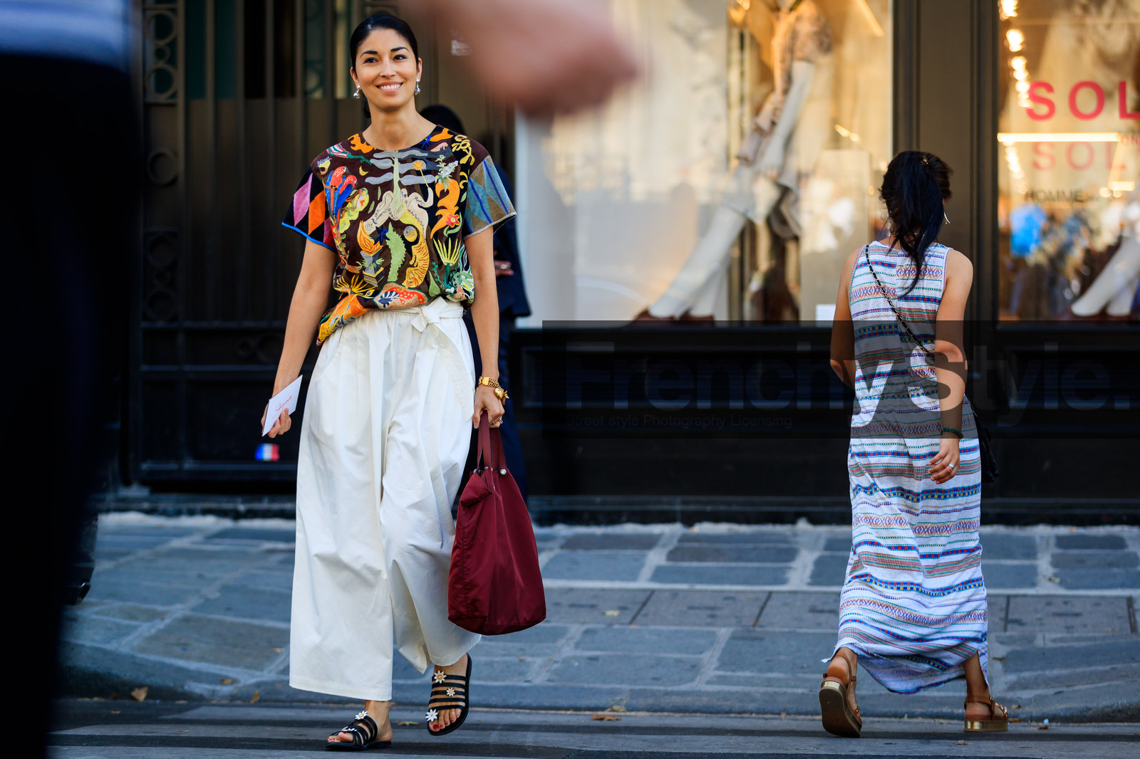 bracelet, golden jewelry, graphic top, leather bag, leather shoes, printed t shirt, red bag, trousers, white pants, fashion week, frenchystyle, FW, jonathan paciullo, street style, PFW, PARIS, atmosphere details, horizontal, full length, AUTUMN WINTER 2018-2019, FALL WINTER 2018-2019, FW 18-19, caroline issa