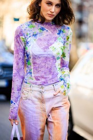 multiprint top, purple top, second skin top, flowered top, tie dye jeans, denim dual toned jeans, orange jeans, purple jeans, cabas bag, purple bag, mary leest, fashion week, frenchystyle, FW, jonathan paciullo, street style, vertical, atmosphere details, detail