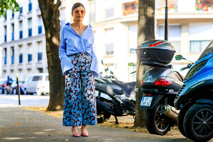 atmosphere details, blue pants, blue shirt, dries van noten, fashion week, frenchystyle, full length, FW, high heels, horizontal, jonathan paciullo, julie ragolia, leather shoes, MENSWEAR, oversize, PARIS, PFW, pink shoes, prada, printed pants, SPRING SUMMER 2018, SS 18, street style, sunglasses, trousers