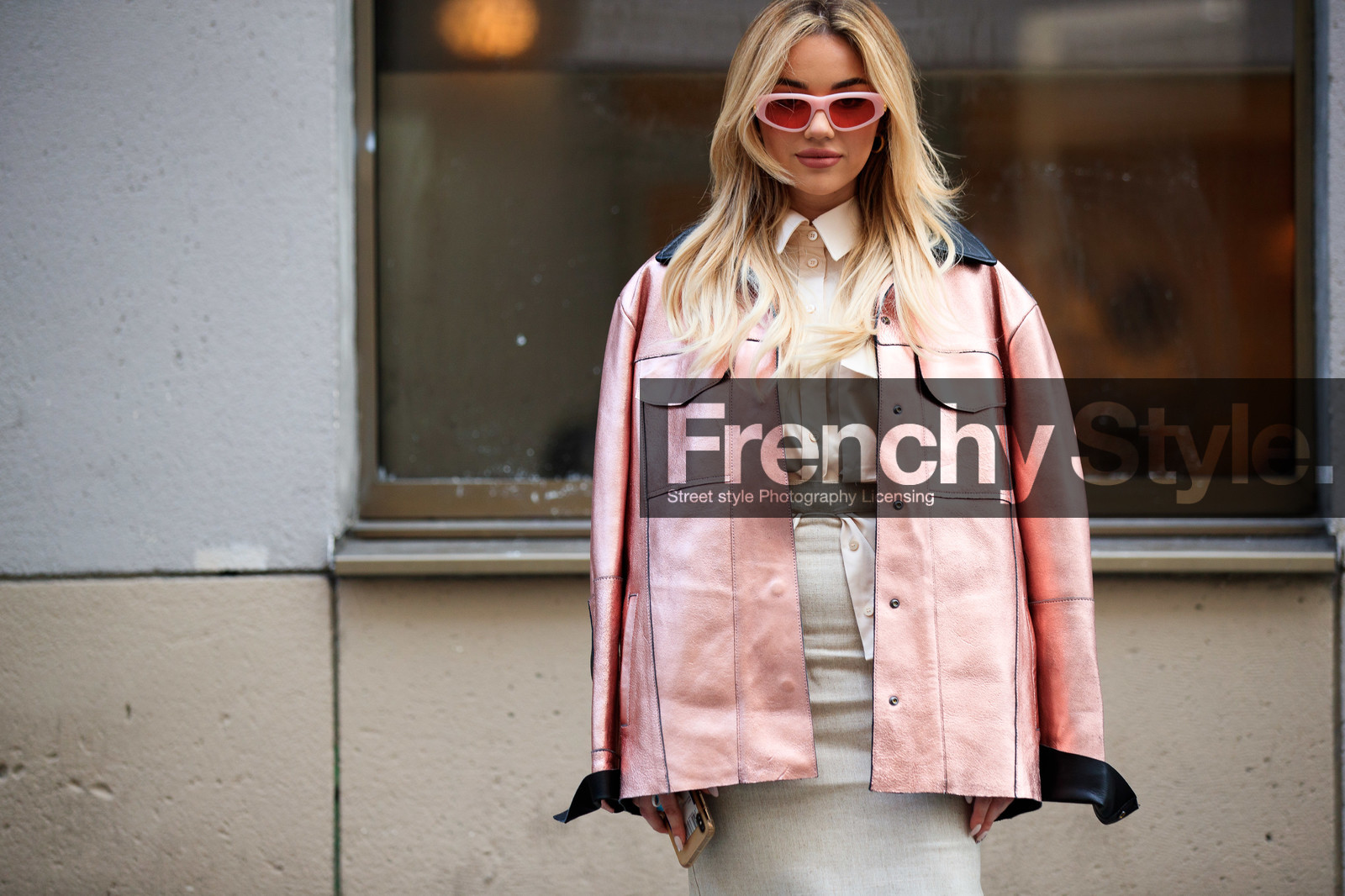 karolina wojcik, light pink coat, light pink jacket, light pink leather coat, light pink leather jacket, silvered coat, silvered jacket, light beige skirt, light beige shirt, pink sunglasses, quilted slippers, black leather, h&m studio jacket, PARIS, PFW, fashion week, frenchystyle, FW, jonathan paciullo, street style, SPRING SUMMER 2021, SS 21, horizontal, atmosphere details, detail