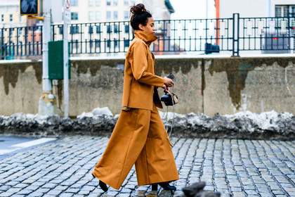 atmosphere details, AUTUMN WINTER 2017-2018, AW 17-18, black boots, brown pants, brown top, camel pants, FALL WINTER 2017-2018, fashion week, frenchystyle, full length, FW, FW 17-18, high heels, horizontal, jan-michael quammie, jonathan paciullo, leather bag, leather boots, mini bag, NEW YORK, NYFW, street style, tone on tone, total look brown, trousers, wide pants