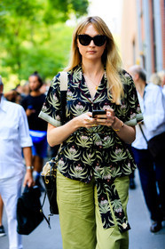 black bag, floral, flowers, graphic shirt, green pants, green shirt, leather bag, printed shirt, sunglasses, trousers, street style, jonathan paciullo, FW, frenchystyle, fashion week, MFW, MILAN, SPRING SUMMER 2019, SS 19, vertical, atmosphere details, detail