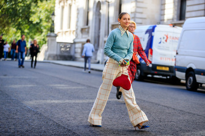 jenny walton, checked shirt, beige shirt, light blue pullover, white pants, tailored pants, flare pants, checked pants, red bag, hand bag, fur bag, vintage collar, dangling earrings, plastic earrings, white earrings, fashion week, frenchystyle, FW, jonathan paciullo, street style, atmosphere details, horizontal, full length