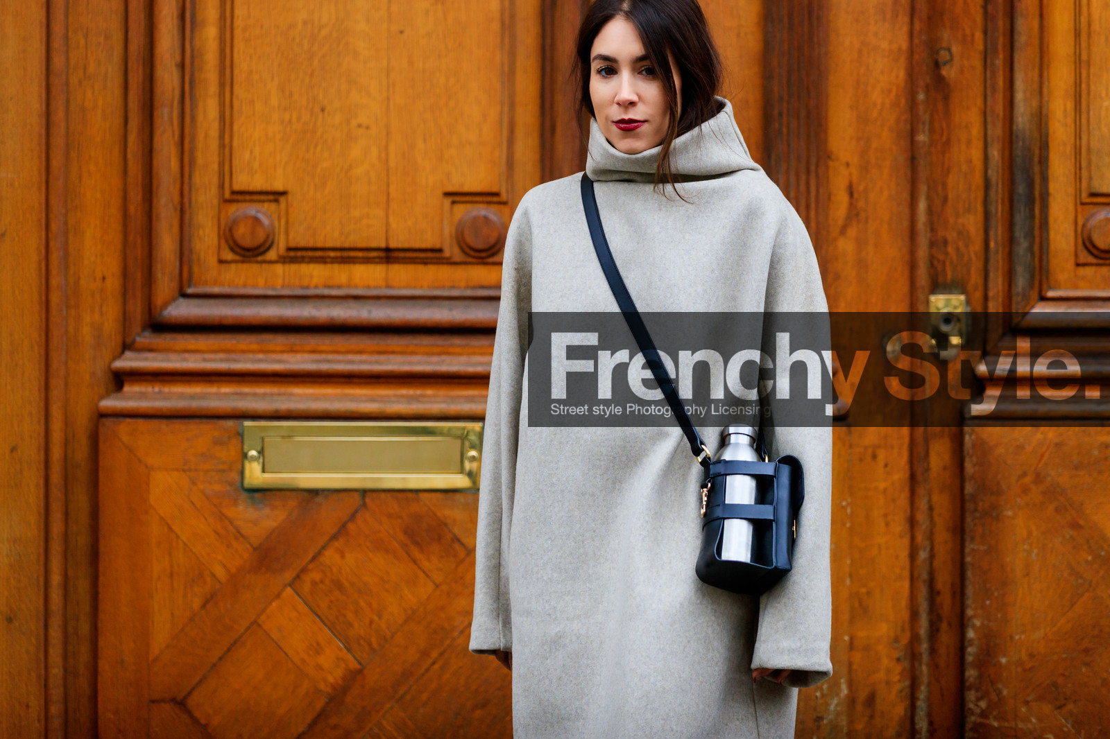 lauren caruso, light beige dress, high collar dress, crossbody bag, black leather bag, metalic bag, bottega veneta bag, long sleeves dress, fashion week, frenchystyle, FW, jonathan paciullo, street style, PFW, PARIS, horizontal, atmosphere details, detail