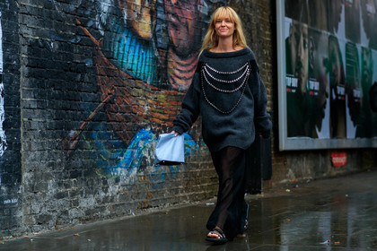 jeanette madsen, dark grey pullover, oversize pullover, strassed pullover, black skirt, long skirt, flat sandals, strassed sandals, strassed stap sandals, fashion week, frenchystyle, FW, jonathan paciullo, street style, atmosphere details, horizontal, full length