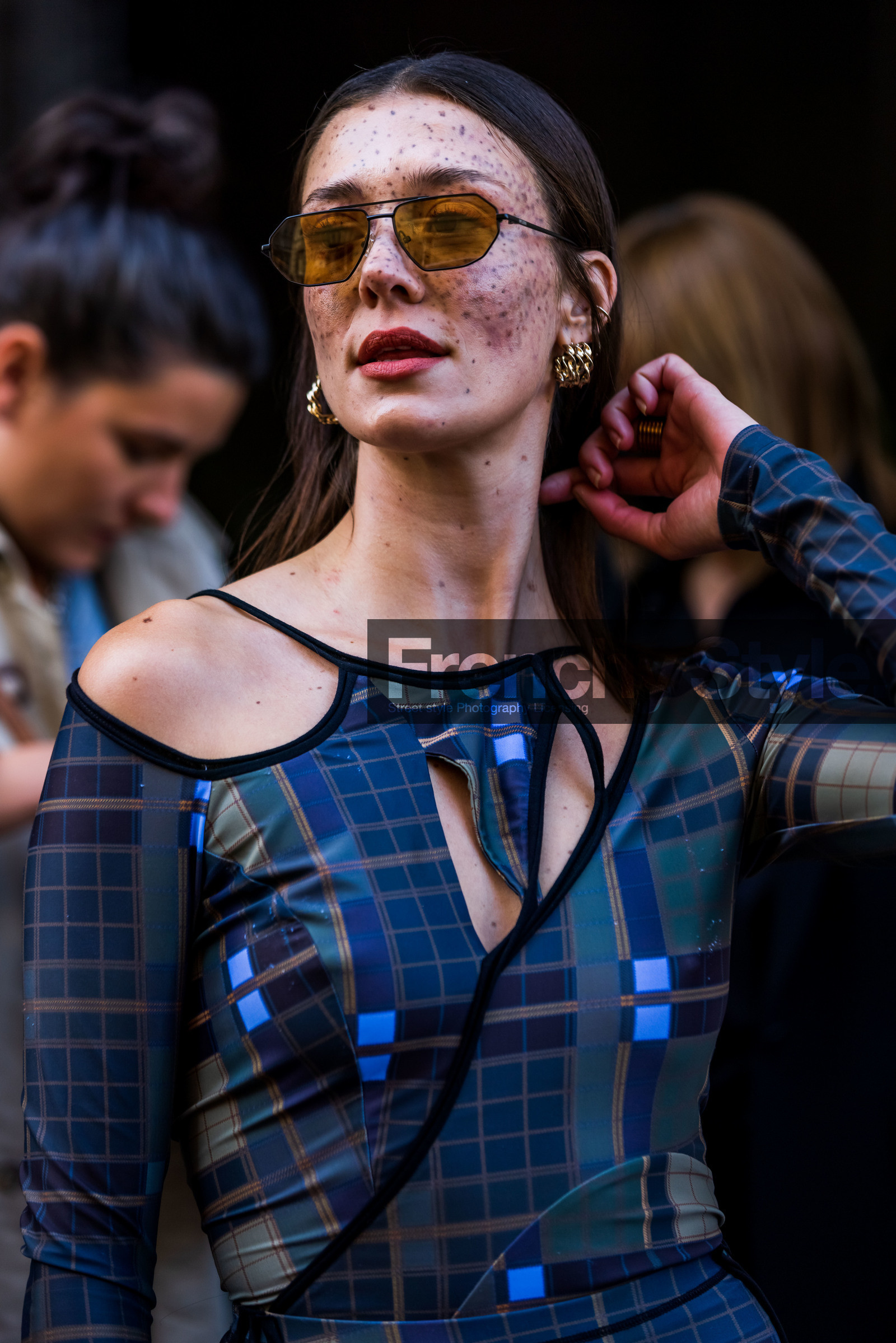 blue jumpsuit, brown sunglasses, check print, checked jumpsuit, cut out, earrings, gold earrings, jumpsuit, Maeva Marshall, navy jumpsuit, print, printed jumpsuit, sunglasses, street style, jonathan paciullo, FW, frenchystyle, fashion week, PFW, PARIS, SPRING SUMMER 2022, SS 22, vertical, atmosphere details