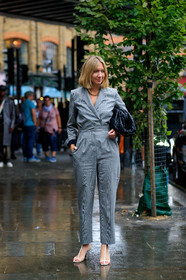 lisa aiken, grey jumpsuit, checked jumpsuit, bottega veneta bag, black leather bag, plaited bag, big chain necklace, golden necklace, white leather sandals, high heels sandals, multi straps sandals, fashion week, frenchystyle, FW, jonathan paciullo, street style, vertical, full length