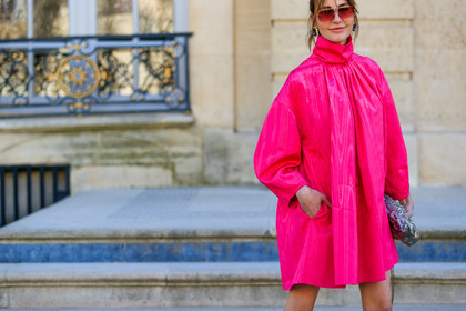 earrings, ece sukan, glitter, graphic bag, leather bag, pink dress, printed bag, sequined bag, silver bag, sunglasses, fashion week, frenchystyle, FW, jonathan paciullo, street style, PFW, PARIS, AUTUMN WINTER 2019-2020, AW 19-20, FALL WINTER 2019-2020, FW 19-20, horizontal, atmosphere details, detail