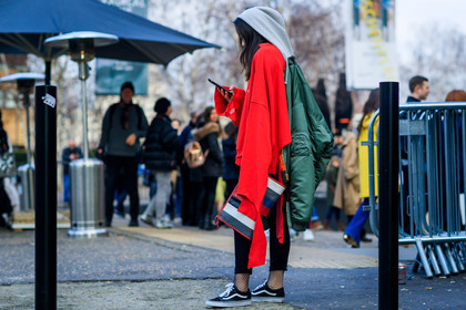 atmosphere details, AUTUMN WINTER 2017-2018, AW 17-18, balenciaga, black denim, black sneakers, blue bag, bomber jacket, denim pants, FALL WINTER 2017-2018, fashion week, fishnet, frenchystyle, full length, FW, FW 17-18, geometric, graphic bag, green jacket, hood, horizontal, jeans, jonathan paciullo, leather bag, LFW, LONDON, oversize, printed bag, red bag, red sweater, street style, striped bag, trousers, vans, vêtements
