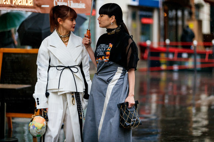 golden necklace, silvered necklace, big chain necklace, multi necklace, black blouse, pleated blouse, ruffle blouse, printed blouse, short sleeve blouse, grey skirt, asymetrical skirt, drape skirt, black leather bag, quilted bag, golden chain strap bag, chain details, hand bag, sacai bag, sacai skirt, sacai jacket, sacai top, sacai pants, white jacket, white pants, striped jacket, striped pants, belted jacket, rope belt, round shape bag, printed bag, multicolor bag, orange leather bag, yellow leather bag, light blue leather bag, loose pants, pleated pants, black t-shirt, printed t-shirt, short sleeves t-shirt, fashion week, frenchystyle, FW, jonathan paciullo, street style, PFW, PARIS, horizontal, atmosphere details, detail