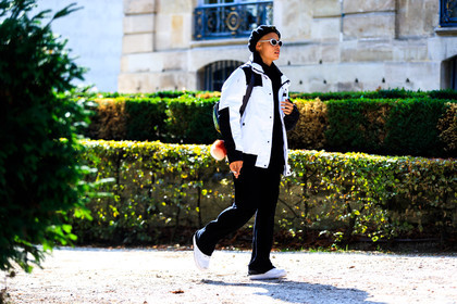 atmosphere details, beret, black hat, black pants, down jacket, fashion week, frenchystyle, full length, FW, graphic bag, horizontal, jonathan paciullo, leather shoes, PARIS, PFW, printed bag, SPRING SUMMER 2018, SS 18, street style, streetwear, sunglasses, trousers, white jacket, white sneakers, model, adwoa aboah