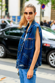 denim, denim total look, sleeveless jacket, blue jacket, blue jeans, oversize jacket, white top, suede belt, camel belt, belted pants, belted jeans, rayban sunglasses, golden frame sunglasses, smoked sunglasses, square shape glasses, big sunglasses, silvered earrings, chain earrings, dangling earrings, fashion week, frenchystyle, FW, jonathan paciullo, street style, PFW, PARIS, AUTUMN WINTER 2021-2022, FALL WINTER 2021-2022, FW 21-22, vertical, atmosphere details, detail, model