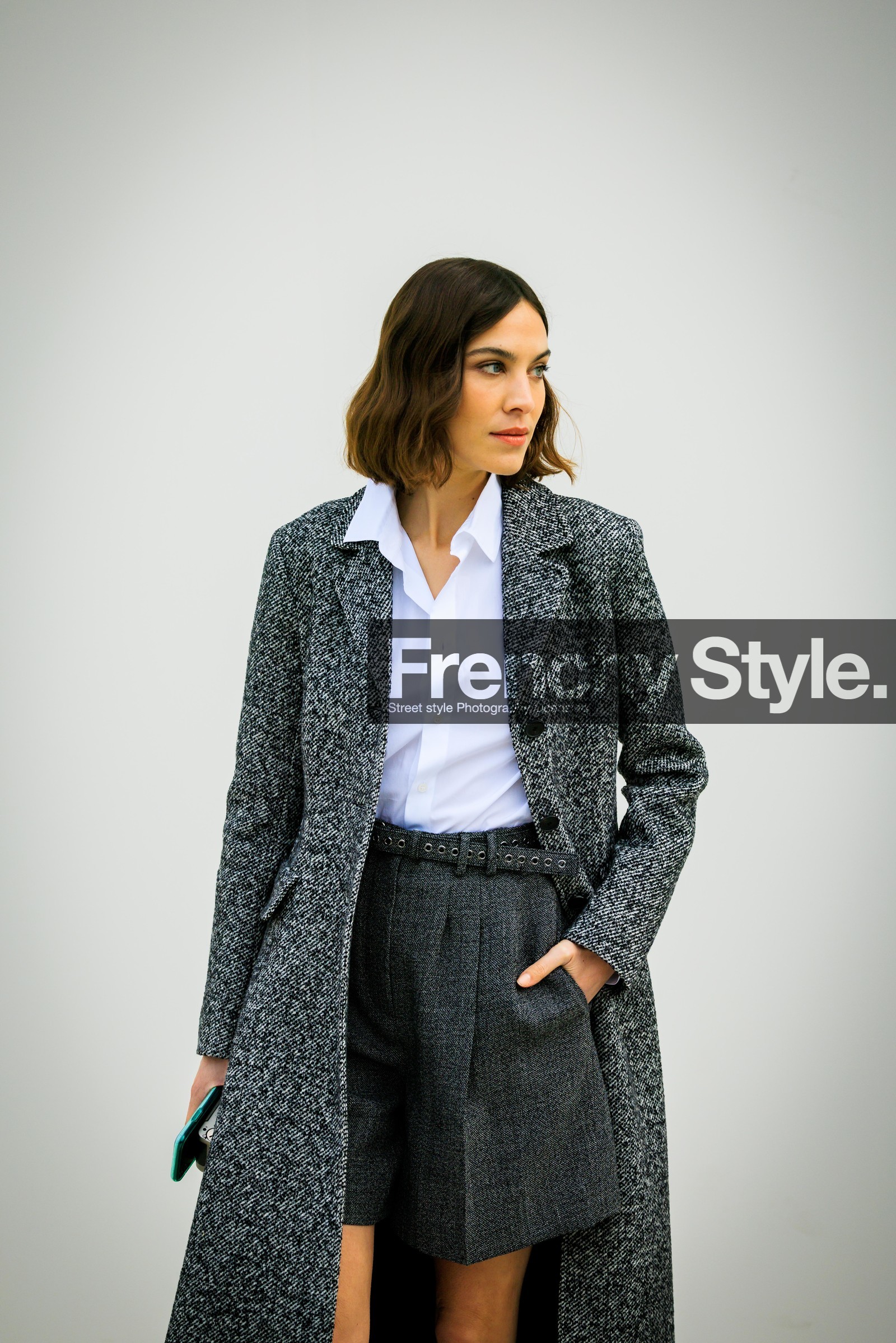 grey coat, white shirt, short hair, grey shorts, grey belt, alexa chung, fashion week, frenchystyle, FW, jonathan paciullo, street style, AUTUMN WINTER 2022-2023, FALL WINTER 2022_2023, FW 22-23, PFW, PARIS, vertical, detail