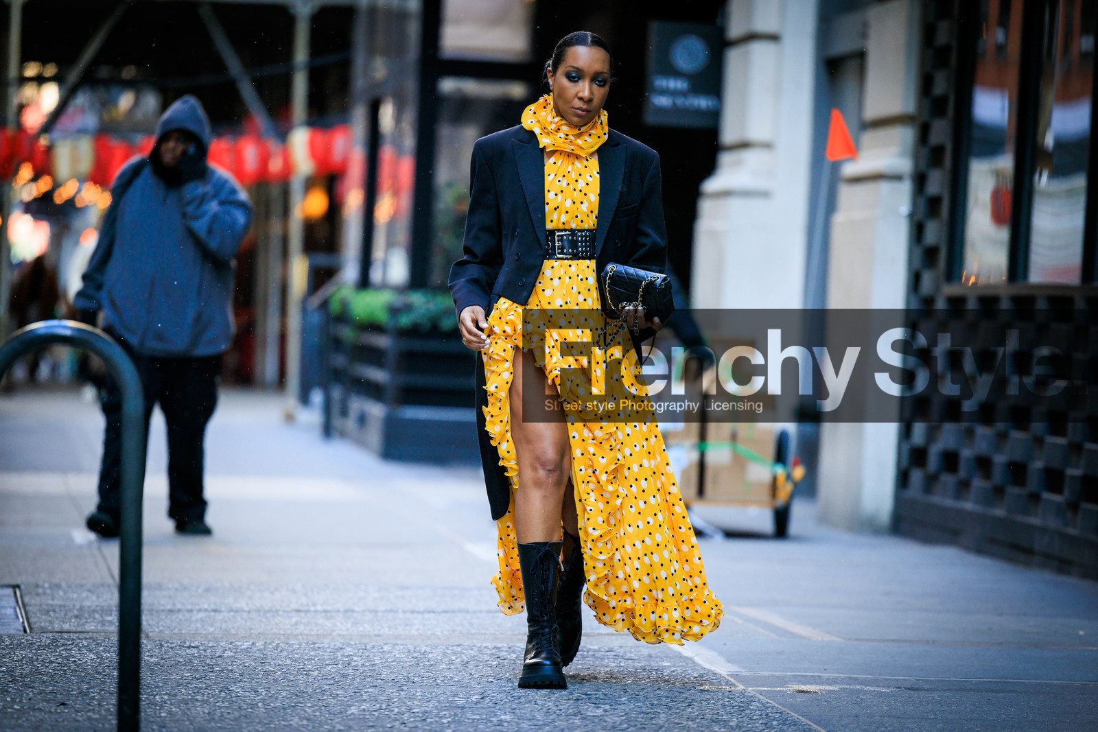 yellow long dress, printed dots dress, printed longdress, black combatboots, ruffles longdress, black blazer, chanel matelase bag, chanel handbag, black chanel bag, smoky eyes, fashion week, frenchystyle, FW, jonathan paciullo, street style, NYFW, NEW YORK, AUTUMN WINTER 2022-2023, FALL WINTER 2022_2023, FW 22-23, atmosphere details, horizontal, full length