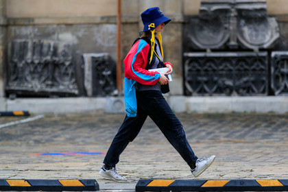 denim hat, red parka, light blue parka, raincoat, black jeans, stan smith sneakers, white leather sneakers, used sneakers, lace socks, black socks, PARIS, PFW, SPRING SUMMER 2020, SS 20, fashion week, frenchystyle, FW, jonathan paciullo, street style, horizontal, atmosphere details, full length