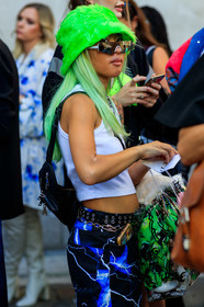 green hat, green hair, dyed hair, sleeveless top, white top, cropped top, tie and dye jeans, denim, black leather belt, studs belt, chain belt, crossbody bag, black leather bag, future shape sunglasses, white sunglasses, fashion week, frenchystyle, FW, jonathan paciullo, street style, vertical, detail, atmosphere details