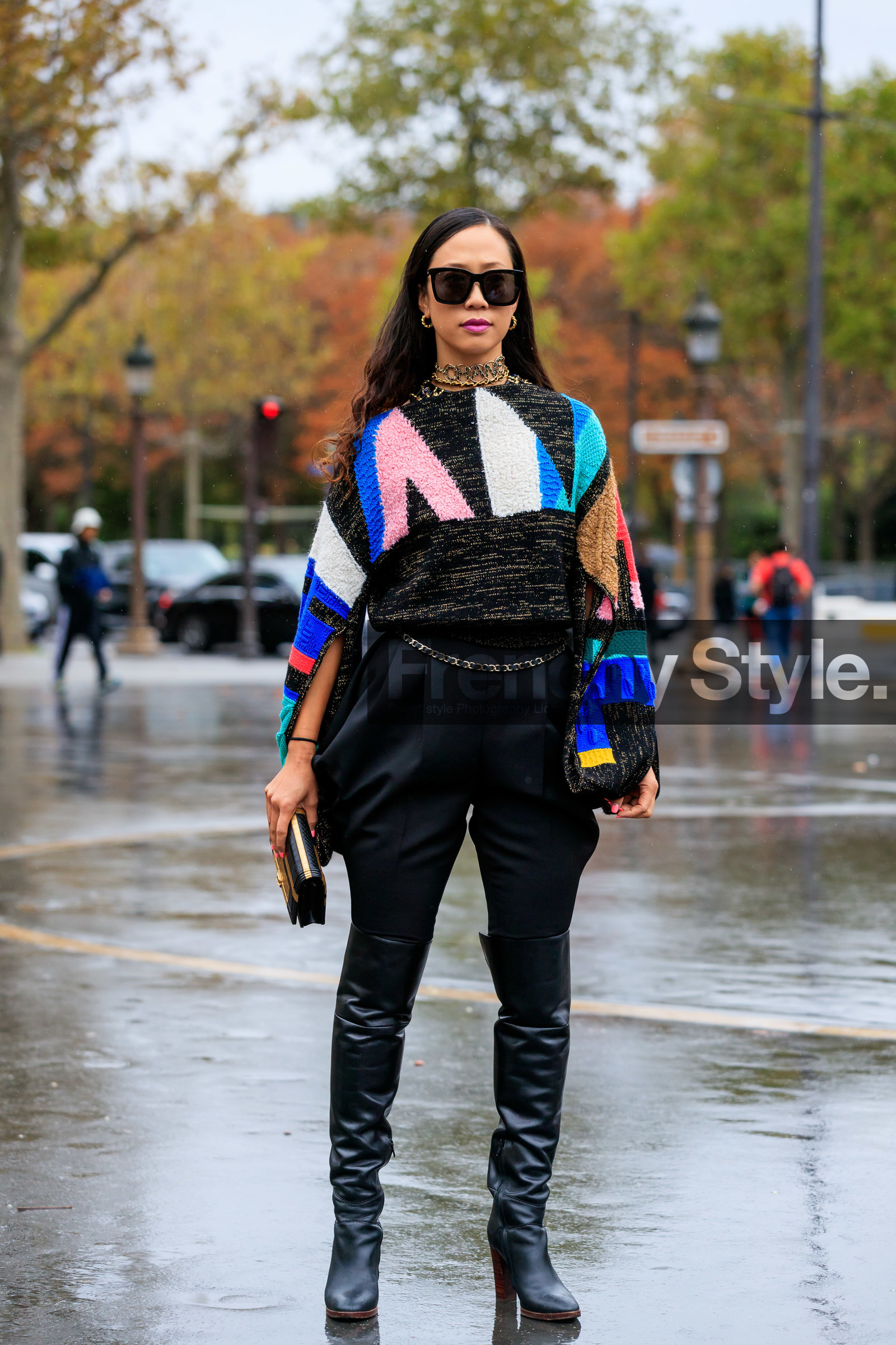 black pullover, multicolor pullover, chanel bag, chanel pullover, chanel necklace, letters necklace, chocker, choker necklace, choker necklace, lurex pullover, golden pullover, golden bag, black leather bag, animal skin bag, black pants, black leather boots, carrot pants, high boots, PARIS, PFW, SPRING SUMMER 2020, SS 20, fashion week, frenchystyle, FW, jonathan paciullo, street style, vertical, full length
