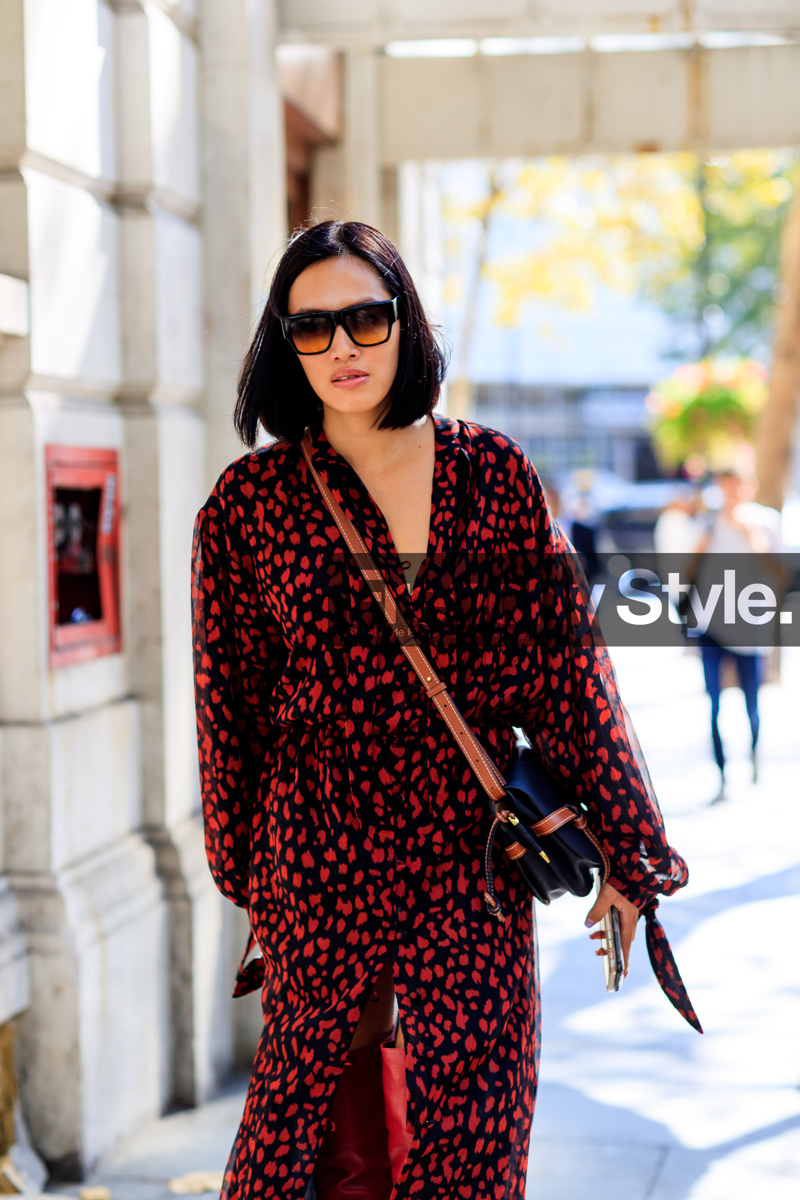 black bag, graphic dress, graphic skirt, leather bag, printed dress, printed skirt, sunglasses, Tiffany Hsu, floral, flowers, fashion week, frenchystyle, FW, jonathan paciullo, street style, LFW, LONDON, SPRING SUMMER 2019, SS 19, vertical, detail, atmosphere details