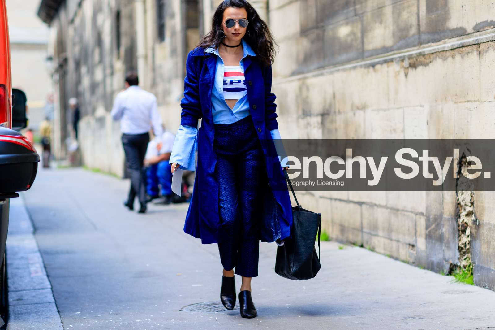 atmosphere details, AUTUMN WINTER 2016-2017, aviator sunglasses, AW 16-17, black bag, black mules, blue coat, blue pants, blue shirt, choker, crop top, FALL WINTER 2016-2017, fashion week, frenchystyle, full length, FW, FW 16-17, HAUTE COUTURE, high heels, horizontal, jonathan paciullo, leather bag, leather shoes, men shirt, MENSWEAR, necklace, PARIS, PFW, printed t shirt, street style, sunglasses, trousers, white t shirt