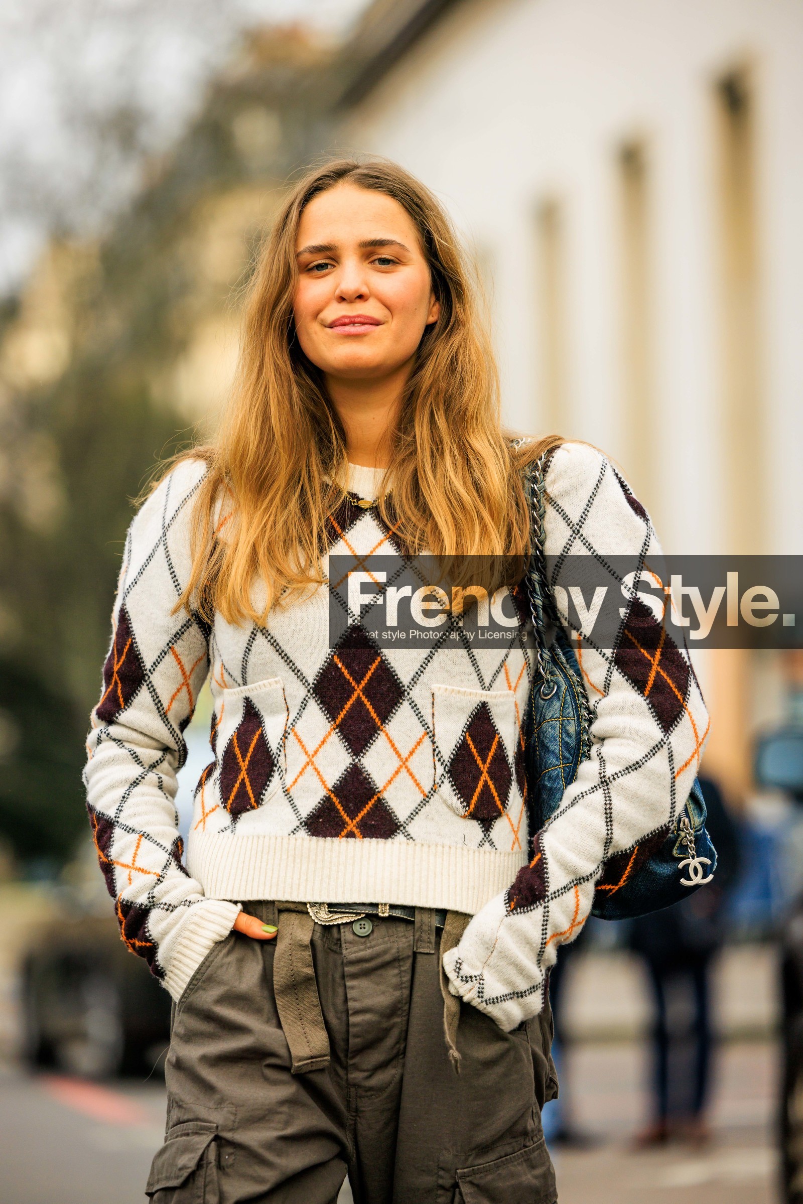 black bag, chanel bag, rhombuses jumper, white jumper, knitwear, cargo pants, kaki pants, street style, jonathan paciullo, FW, frenchystyle, fashion week, AUTUMN WINTER 2022-2023, FALL WINTER 2022_2023, FW 22-23, PFW, PARIS, vertical, detail