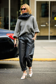 casual chic style, grey sweater, baggy black leather pants, white heeled sandals, black sunglasses, dark grey scarf, silver watch, lisa aiken, fashion week, frenchystyle, FW, jonathan paciullo, street style, NYFW, NEW YORK, AUTUMN WINTER 2022-2023, FALL WINTER 2022_2023, FW 22-23, vertical, full length