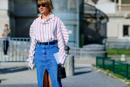 atmosphere details, black bag, black belt, blue denim, denim skirt, detail, fashion week, frenchystyle, FW, graphic shirt, horizontal, jonathan paciullo, leather bag, leather belt, levis, lisa aiken, PARIS, PFW, SPRING SUMMER 2017, SS 17, street style, striped shirt, sunglasses, white shirt