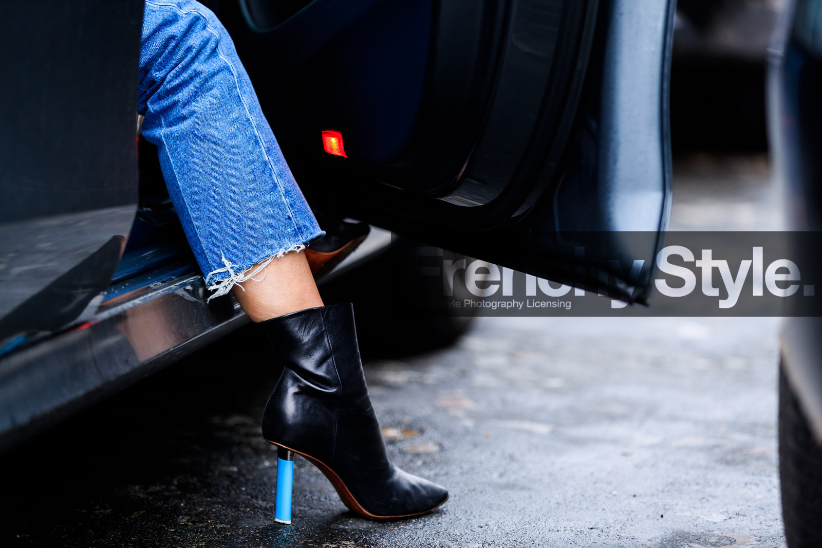 atmosphere details, AUTUMN WINTER 2017-2018, AW 17-18, back detail, black shoes, blue denim, denim pants, detail, FALL WINTER 2017-2018, fashion week, frenchystyle, FW, FW 17-18, high heels, horizontal, jeans, jonathan paciullo, leather shoes, PARIS, PFW, street style, trousers, vêtements