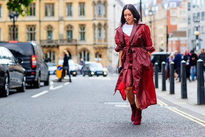 atmosphere details, bordeaux, burgundy, fashion week, frenchystyle, full length, FW, high heels, horizontal, jonathan paciullo, leather shoes, LFW, LONDON, raincoat, red boots, red coat, red dress, SPRING SUMMER 2018, SS 18, street style, Tiffany Hsu, white t shirt