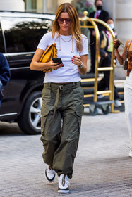 bag, baggy pants, belted pants, brown sunglasses, gold necklace, kakhi pants, leather bag, necklace, pants, sneakers, sunglasses, t-shirt, tortoise sunglasses, white sneakers, white t-shirt, yellow bag, street style, jonathan paciullo, FW, frenchystyle, fashion week, PFW, PARIS, SPRING SUMMER 2022, SS 22, vertical, full length