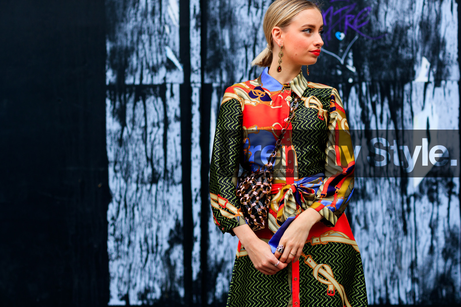 brown bag, earrings, graphic bag, graphic dress, hermès, leather bag, multicolor dress, printed bag, printed dress, red lips, fashion week, frenchystyle, FW, jonathan paciullo, street style, LFW, LONDON, SPRING SUMMER 2019, SS 19, atmosphere details, horizontal, detail