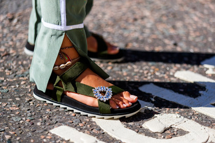 green pants, green shoes, leather shoes, nina suess, fashion week, frenchystyle, FW, jonathan paciullo, street style, LFW, LONDON, SPRING SUMMER 2019, SS 19, atmosphere details, horizontal, detail