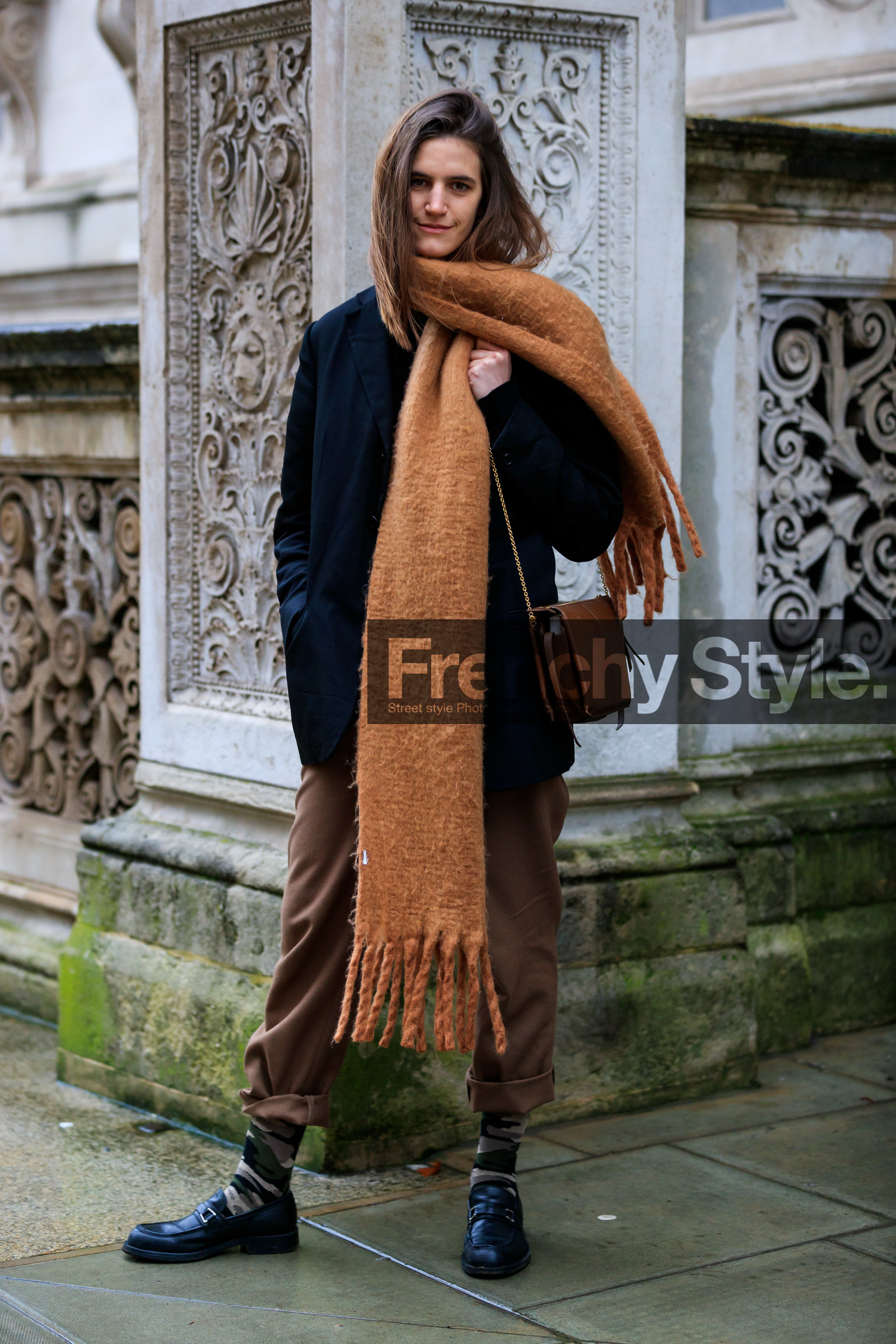 model, camel scarf, woolen scarf, brown pants, brown leather bag, shoulder bag, black jacket, black leather loafers, kaki socks, military printed socks, fashion week, frenchystyle, FW, jonathan paciullo, street style, LFW, LONDON, AUTUMN WINTER 2020-2021, FALL WINTER 2020-2021, FW 20-21, vertical, full length