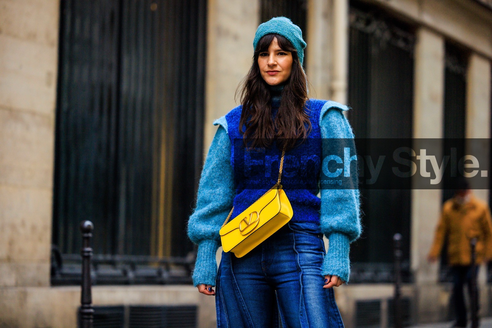 blue beanie, valentino bag, yellow bag, corssbody bag, blue jumper, dual toned jumper, knitwear, fashion week, frenchystyle, FW, jonathan paciullo, street style, AUTUMN WINTER 2022-2023, FALL WINTER 2022_2023, FW 22-23, PFW, PARIS, horizontal, atmosphere details, detail