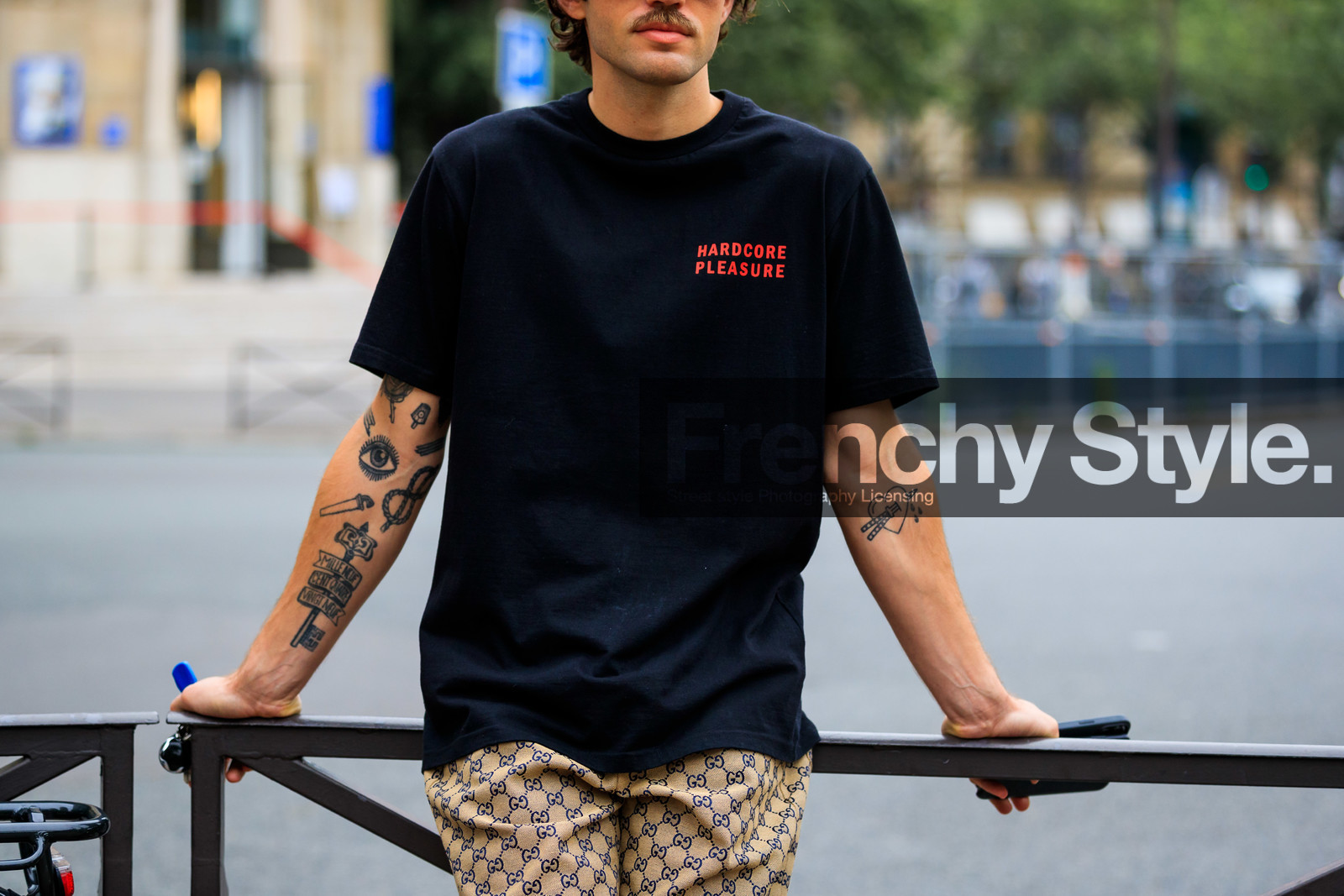 tatoo, tatoo detail, black t-shirt, letter printed t-shirt, red t-shirt, black sunglasses, square shape glasses, JS roques, fashion week, frenchystyle, FW, jonathan paciullo, street style, PFW, PARIS, SPRING SUMMER 2022, SS 22, horizontal, atmosphere details, detail