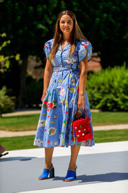 blue dress, blue shoes, graphic bag, graphic dress, high heels, leather bag, leather shoes, printed bag, printed dress, red bag, fashion week, frenchystyle, FW, jonathan paciullo, street style, PFW, PARIS, vertical, full length, AUTUMN WINTER 2018-2019, FALL WINTER 2018-2019, FW 18-19, laure heriard dubreuil