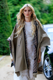 make up, make up details, red eyeshadow, cape trenchcoat, short sleeves trench coat, beige trench coat, beige cape, logo printed jacket, logo all over, logo printed trench-coat, white dress, long dress, floral embroidered dress, golden dress, embroidered dress, dior cape, dior dress, dior trench coat, dior total look, monogrammed trench coat, fashion week, frenchystyle, FW, jonathan paciullo, street style, PFW, PARIS, AUTUMN WINTER 2021-2022, FALL WINTER 2021-2022, FW 21-22, vertical, atmosphere details, detail